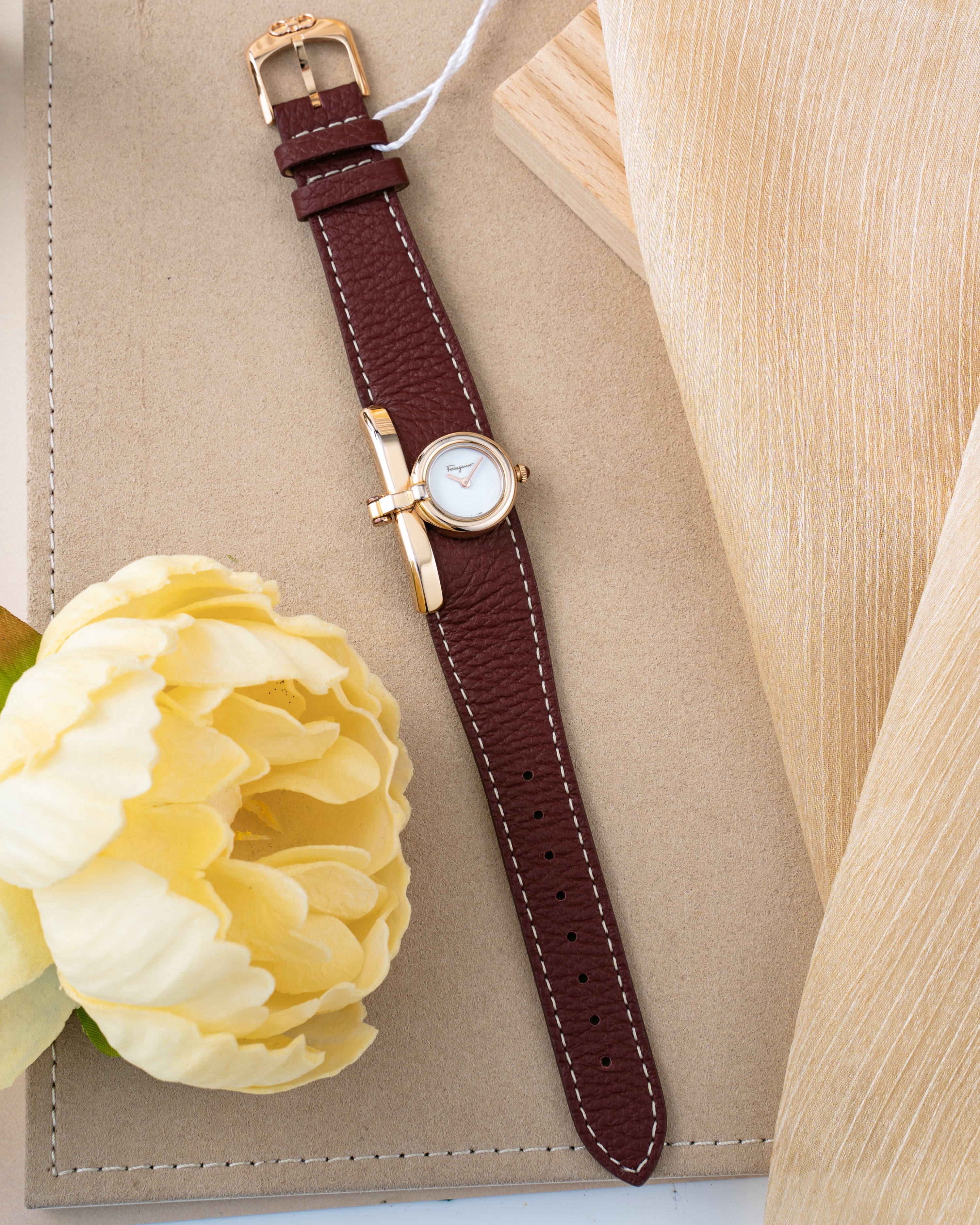 Đồng Hồ Nữ Charm