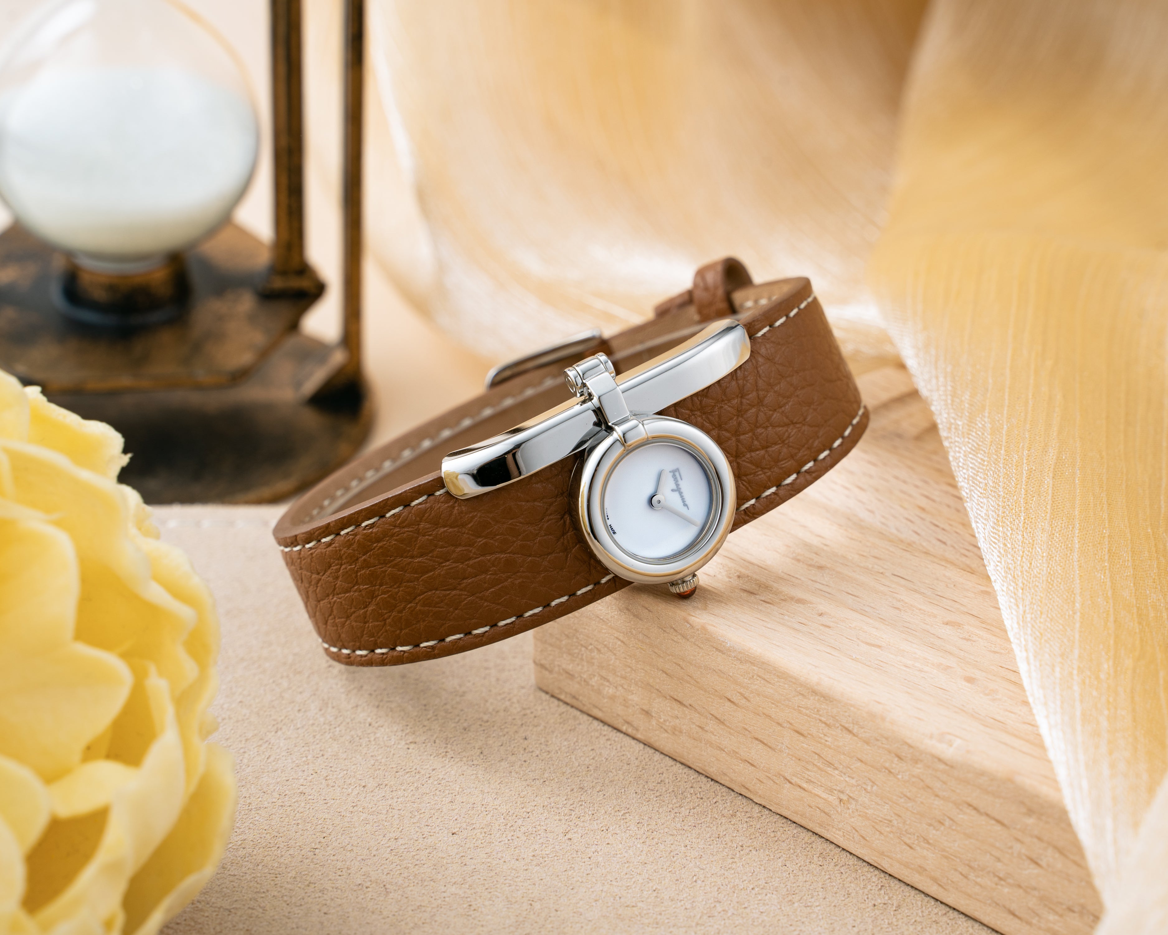 Đồng Hồ Nữ Charm