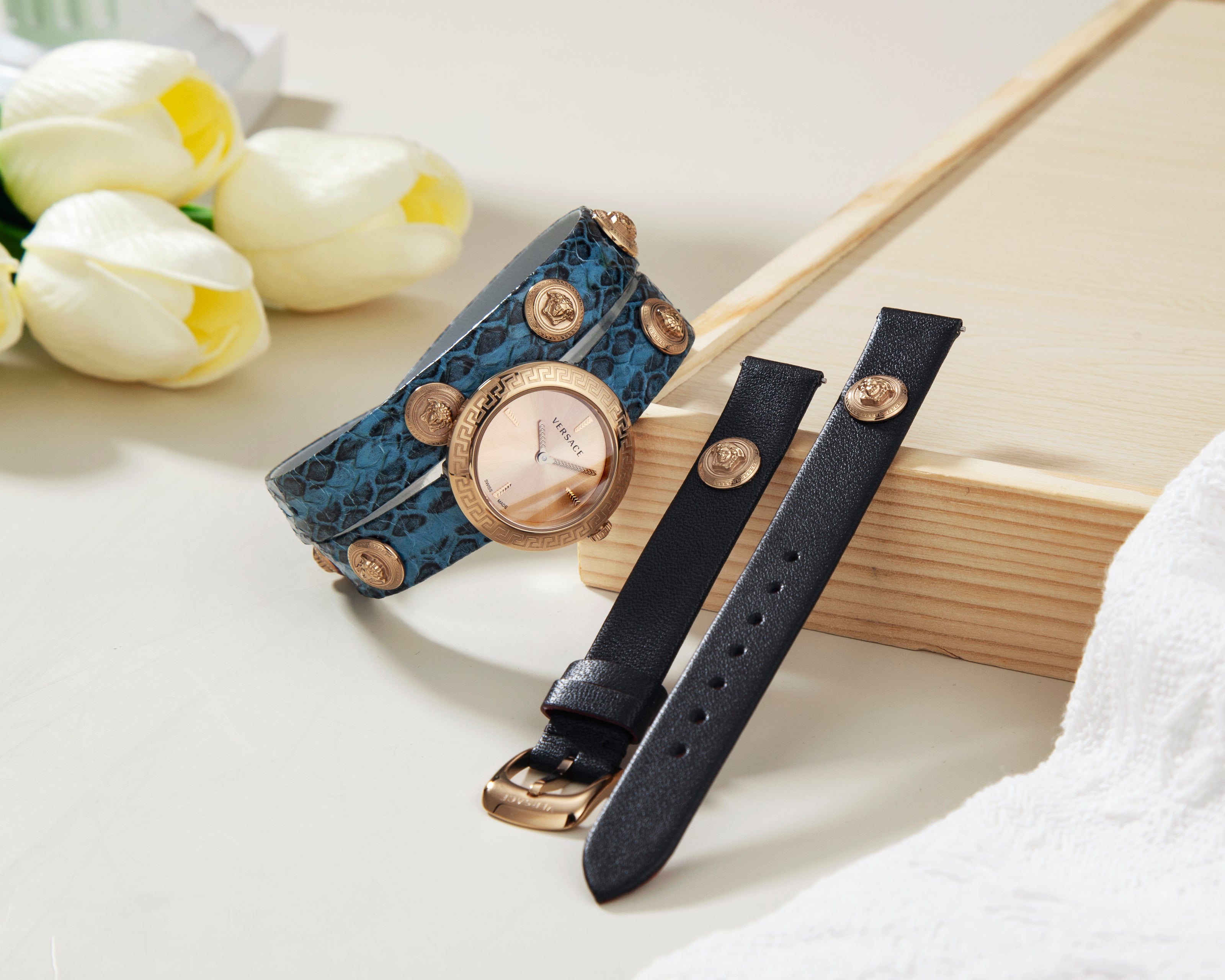 Đồng Hồ Nữ Medusa Stud Icon