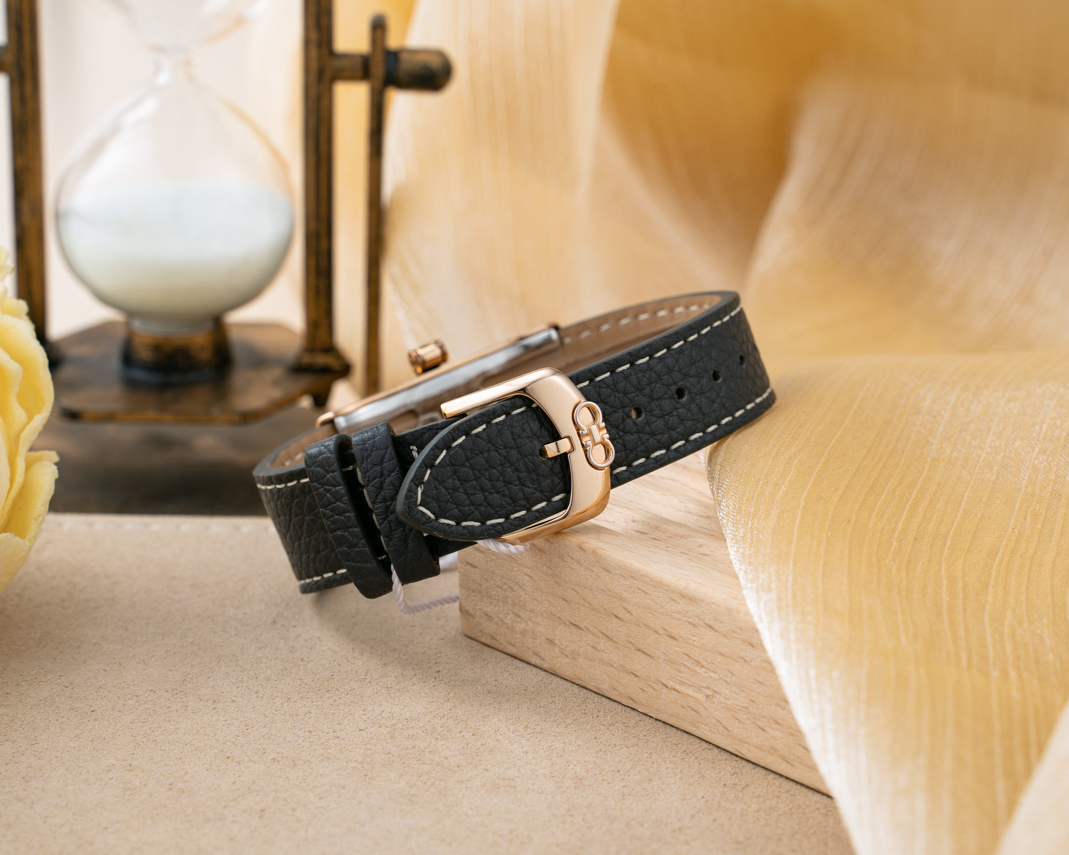 Đồng Hồ Nữ Charm