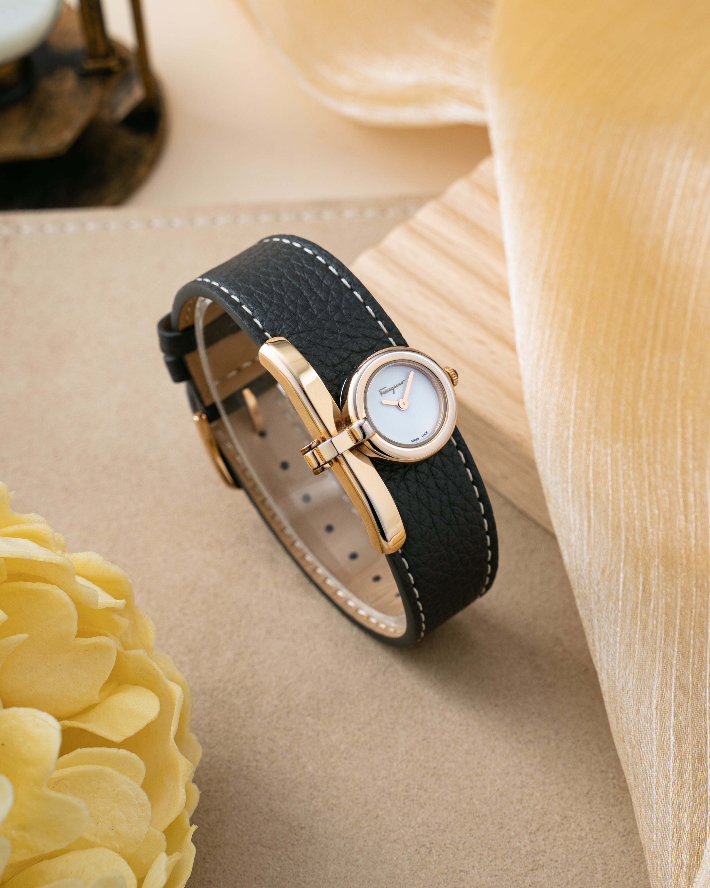 Đồng Hồ Nữ Charm